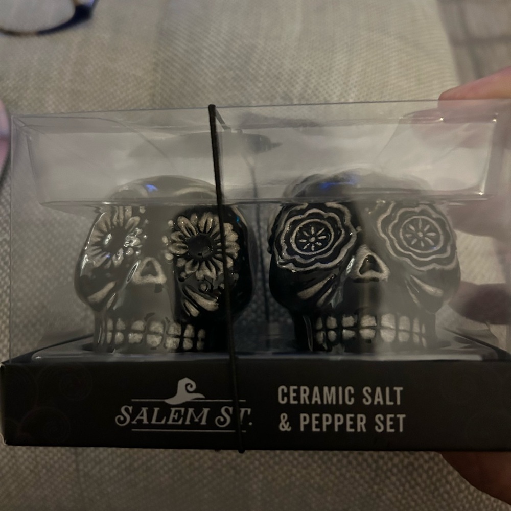 Salem St Day of the Dead Black Skull Couple Salt n Pepper Shaker Set NIP